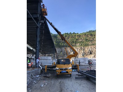 汽车式直臂高空车